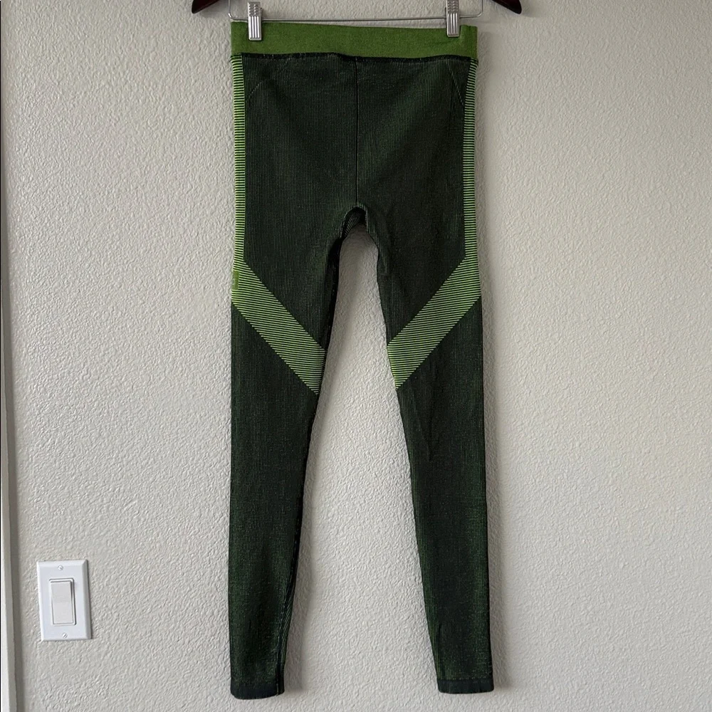 Alo‎ Yoga Women’s Green Seamless illusion Leggings Small